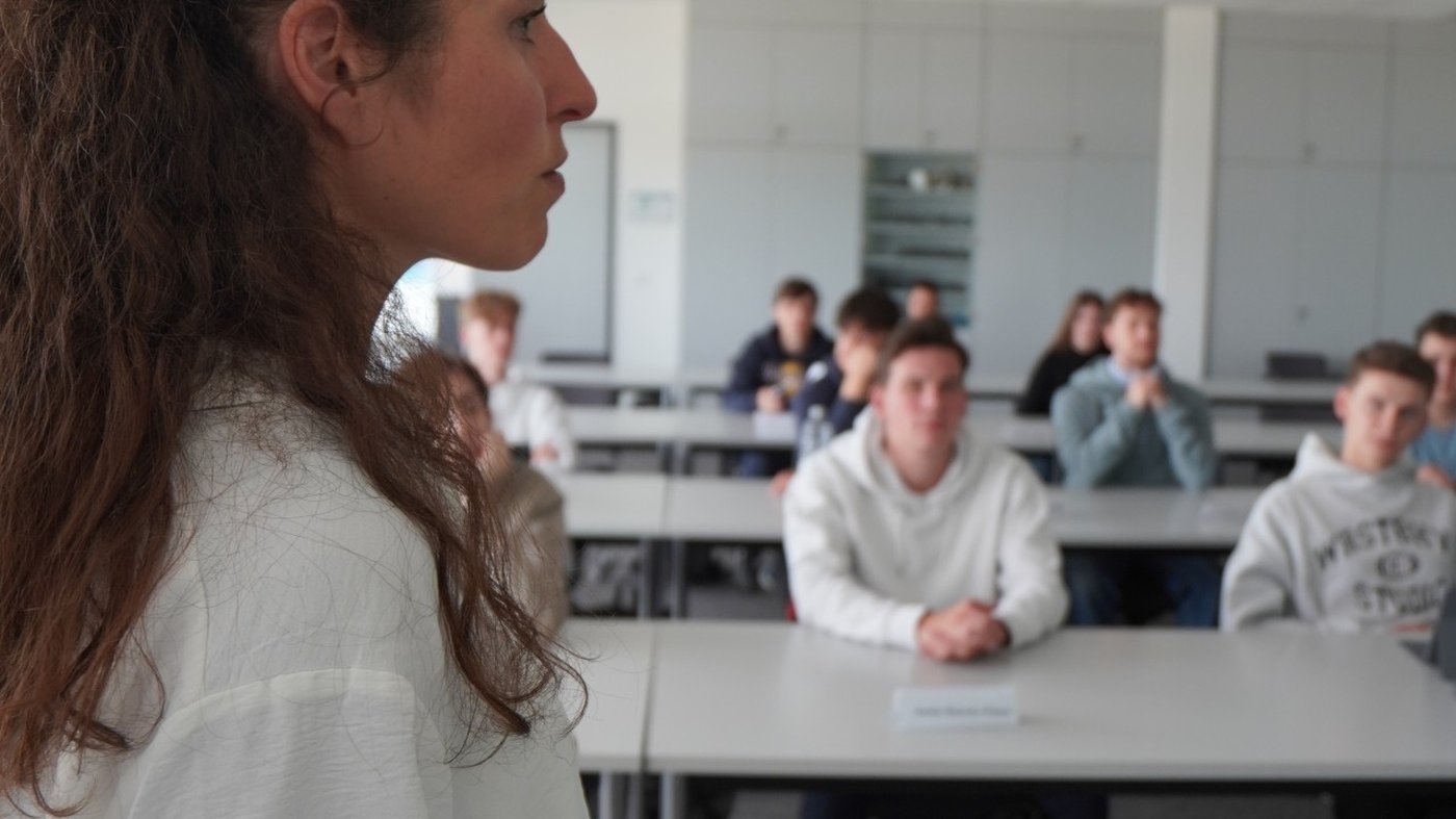 Elisabeth Brandau vor einer Schulklasse