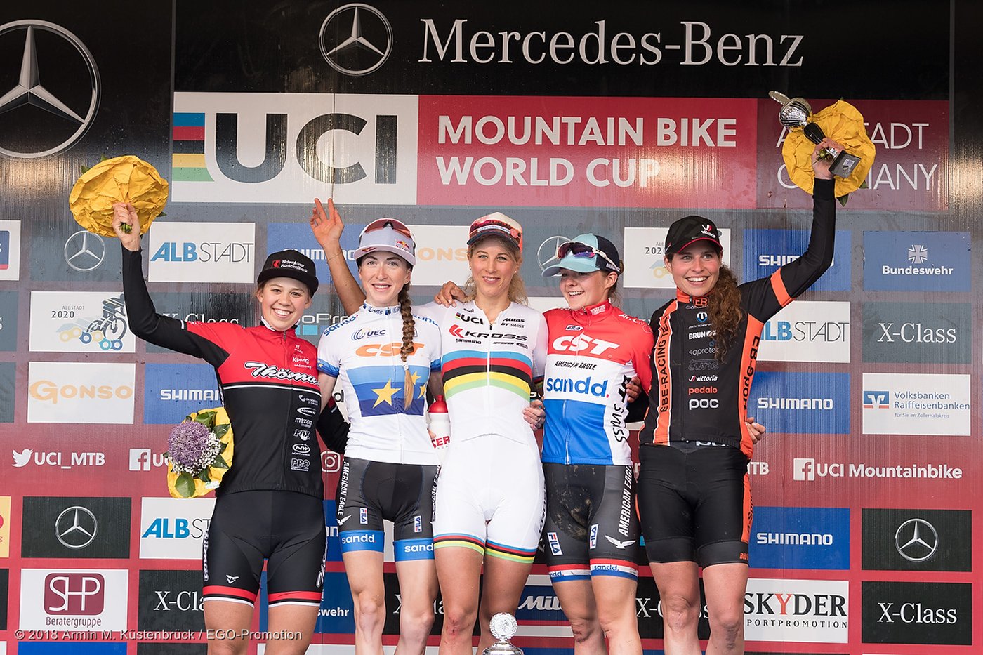 Elisabeth Brandau bei der Siegerehrung, UCI Mountainbike-Weltcup Albstadt
