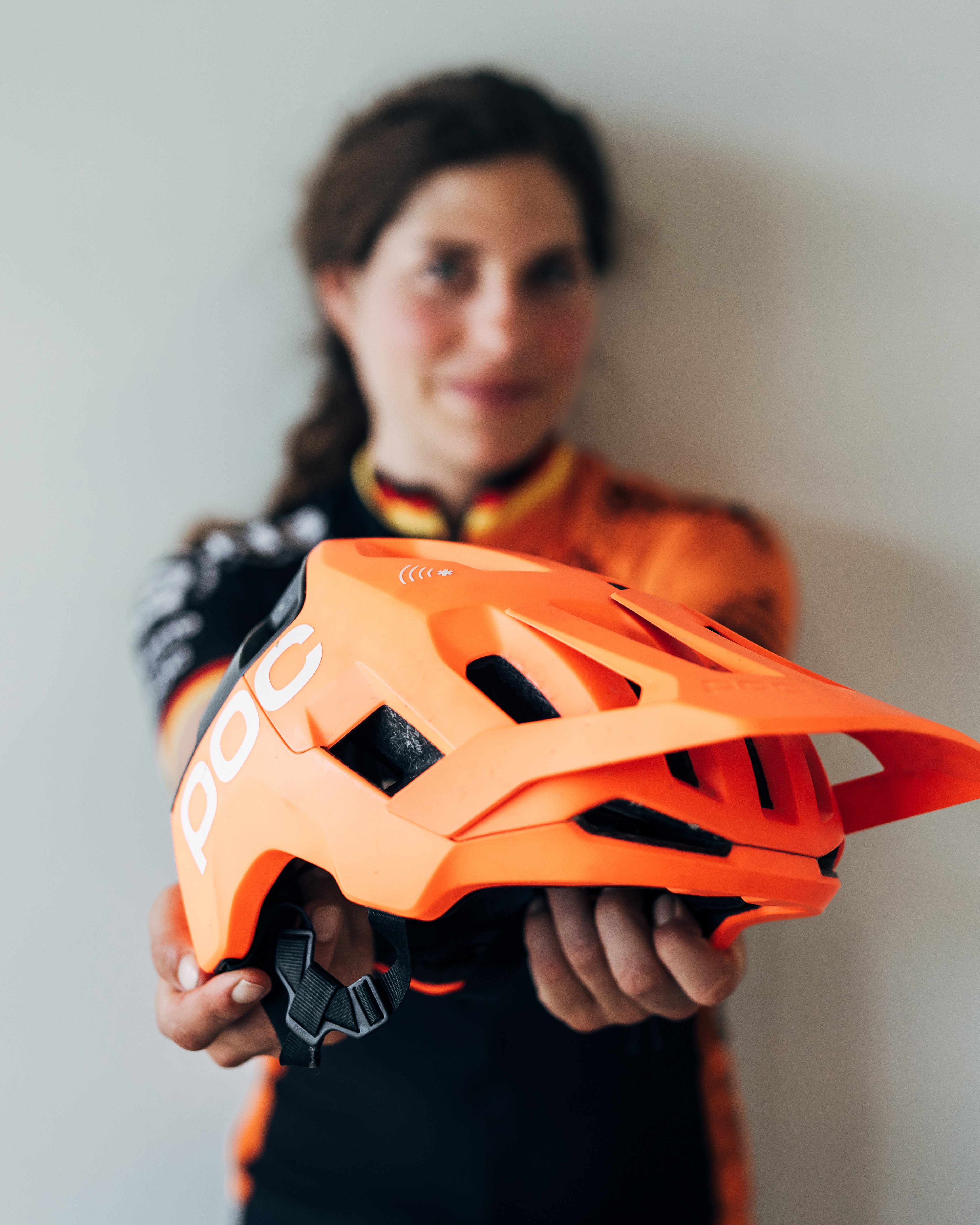 Elisabeth Brandau im Nationaltrikot mit Sponsor-Helm